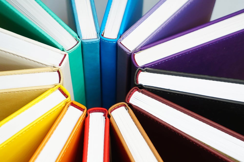 Bücher nach Farben sortieren So geht