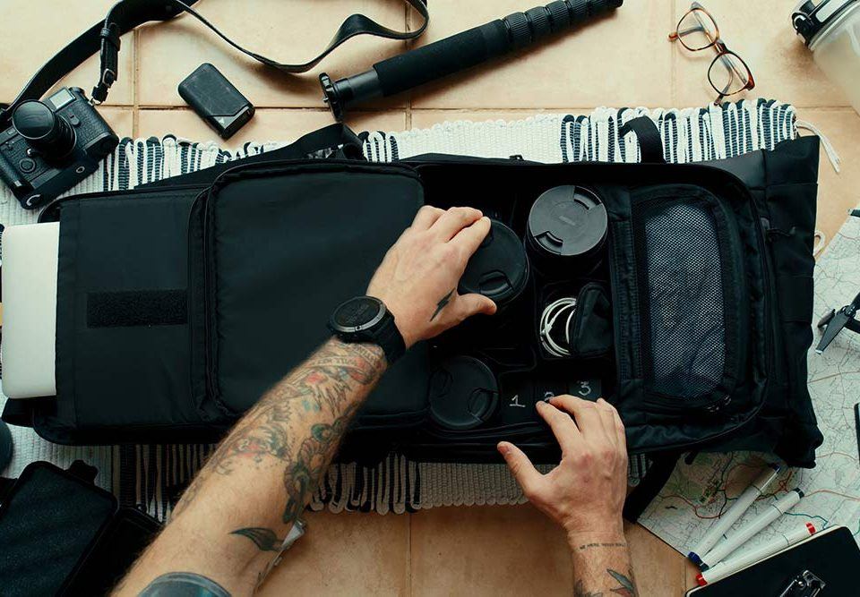 Mann packt Kamera in eine Tasche