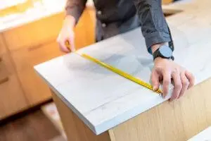 Maße der Küche werden genommen
