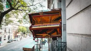 Klavier transportieren: das Instrument wird aus dem Fenster heruntergelassen
