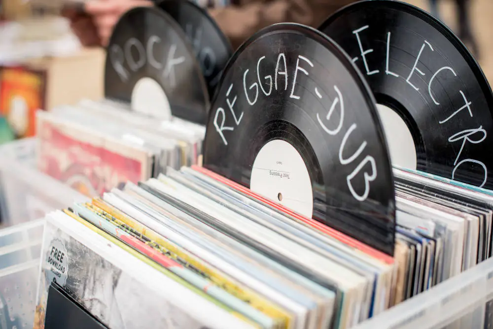 Sammlerstücke aufbewahren: Das Bild zeigt zwei Kisten mit Schallplatten.