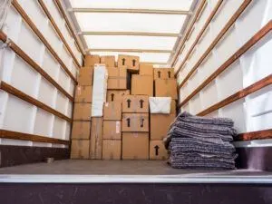 Auslandsumzug: Die Möbel werden in Umzugscontainer gepackt