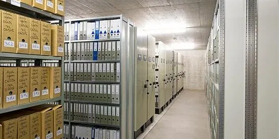 Archiv Einer Firma Mit Regalen Voller Aktenordner.