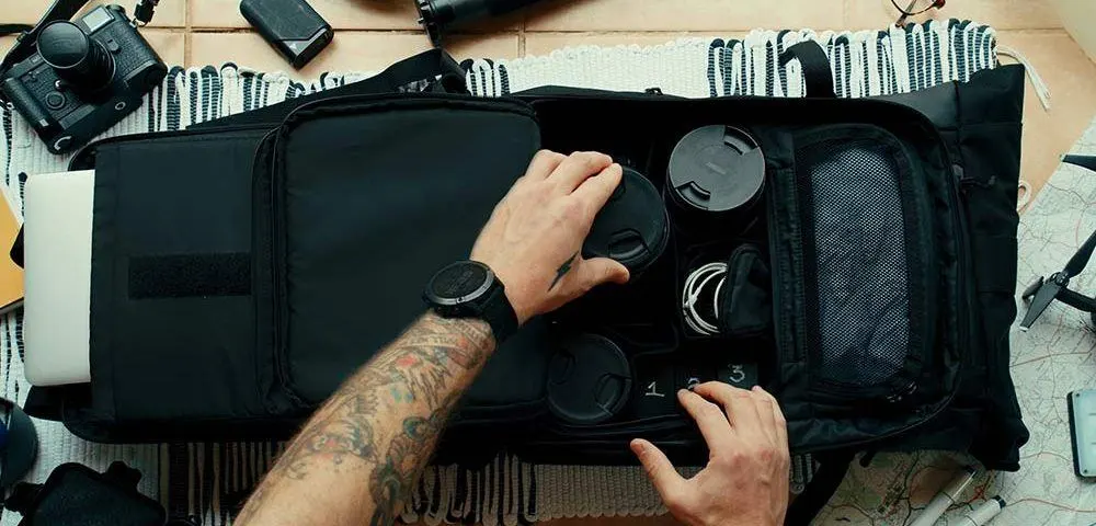 Mann packt Kamera in eine Tasche