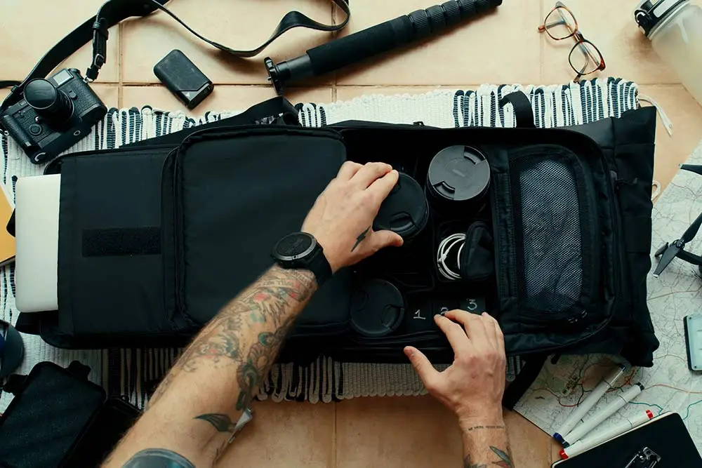 Mann packt Kamera in eine Tasche